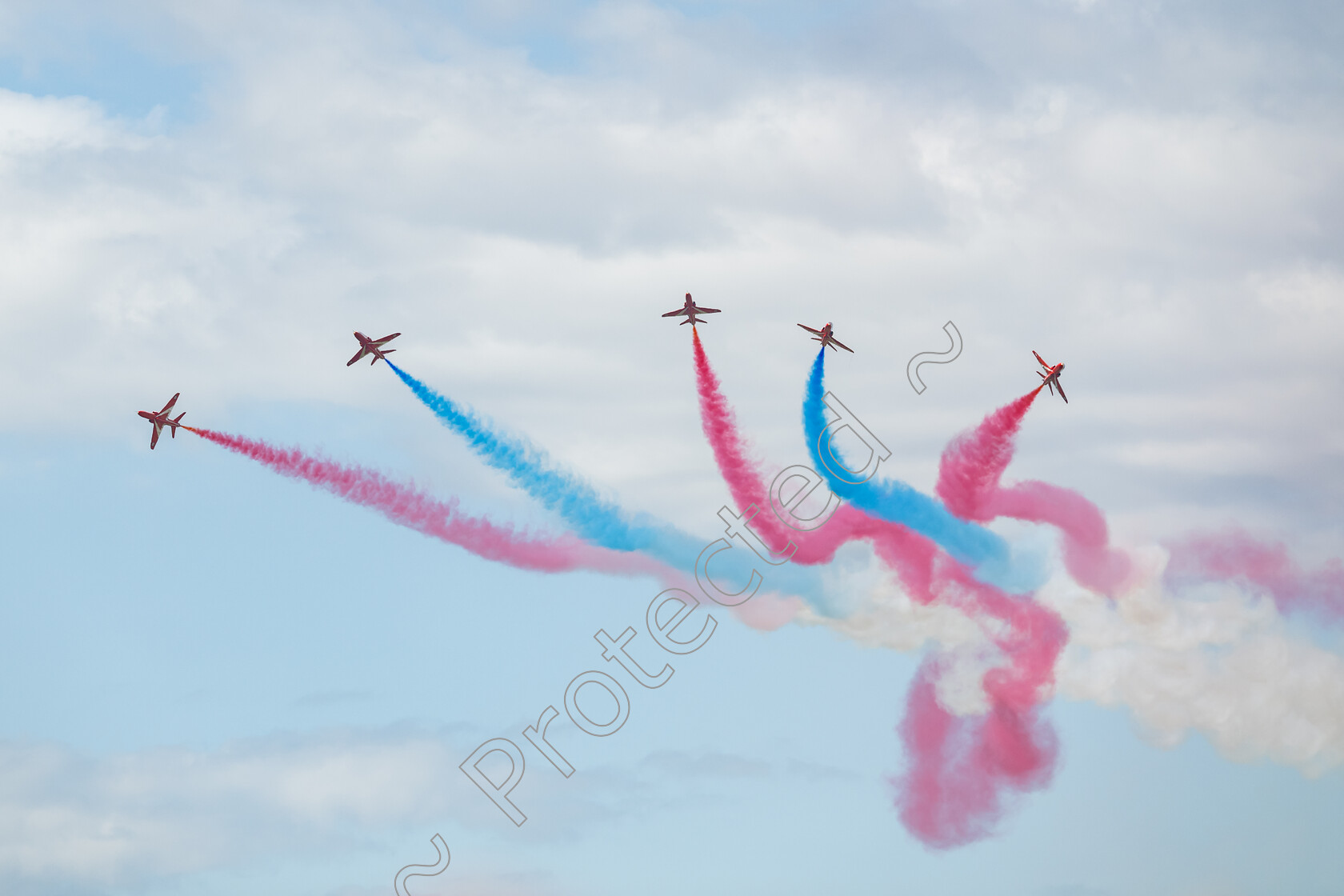 Red-Arrows-Windy-Smoke-Pattern